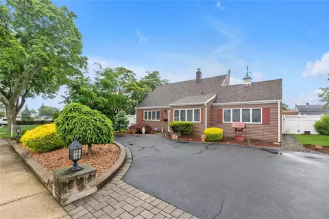 16 Crescent Ln, Levittown, NY 11756