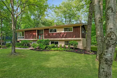 2 Hedge Row, Clarkstown, NY 10956