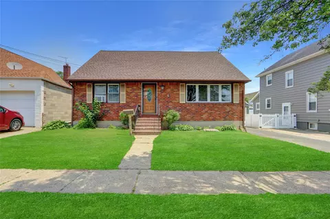 104 S 3rd St, North Hempstead, NY 11040