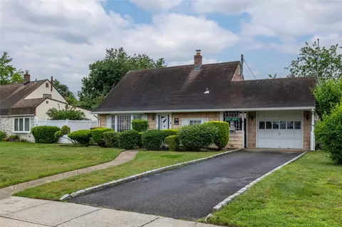 50 Sycamore Ln, Levittown, NY 11756