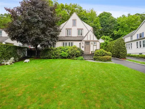 74 Valleywood Rd, Cos Cob, CT 06807