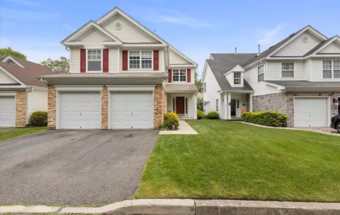 302 Birchwood Park Dr, Middle Island, NY 11953