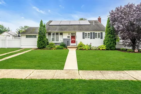 2532 Clinton St, Bellmore, NY 11710