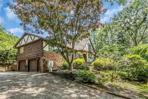 188 Bagatelle Rd, Melville, NY 11747
