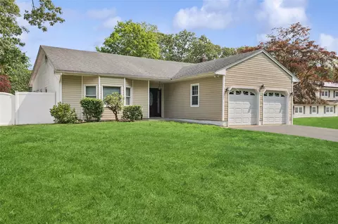 10 Marlan Ct, Smithtown, NY 11787