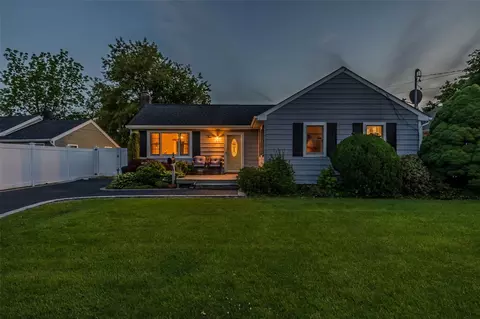 10 Bradish Ln, Babylon, NY 11702