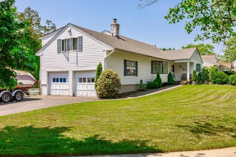 62 Overlea St N, Massapequa Park, NY 11762