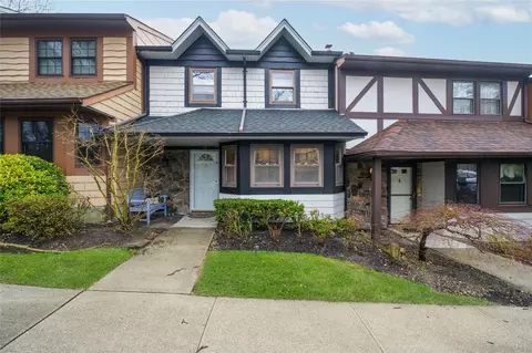 17 Sheffield Hl #105, Woodbury, NY 11797