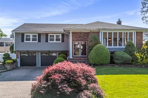 95 The Dell, North Hempstead, NY 11507