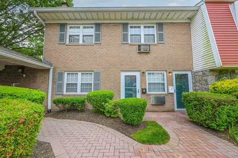 42 Springwood Dr, North Babylon, NY 11703