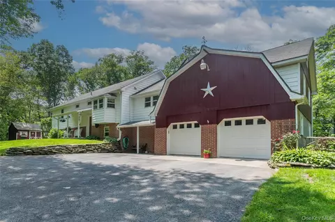 89 Birch Dr, Pleasant Valley, NY 12569