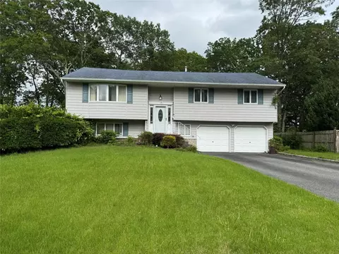 71 Harvest Ln, West Islip, NY 11795