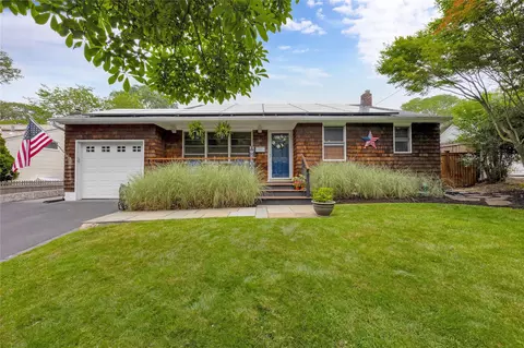 16 Capitol Pl, Huntington Station, NY 11746