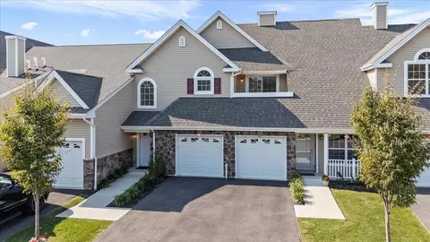 7 Steven Cir #7, Dix Hills, NY 11746