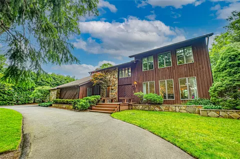 4 Candlelight Ct, Smithtown, NY 11787