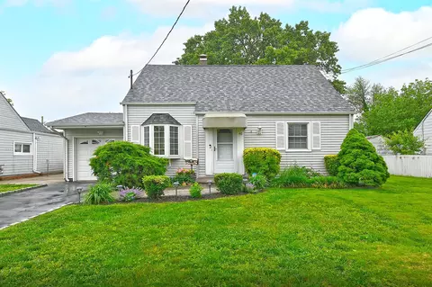46 Jedwood Pl, Valley Stream, NY 11581