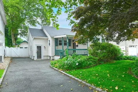 426 Lakeview Rd, Bellmore, NY 11710