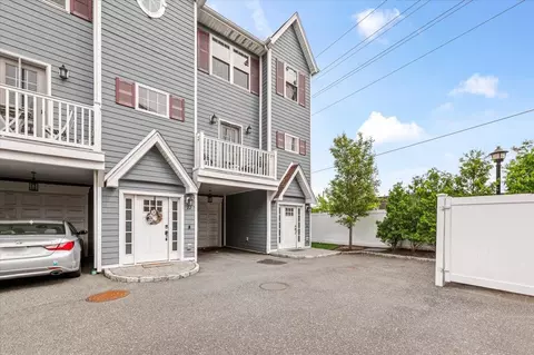 24 Hearthstone Ct #24, Farmingdale, NY 11735