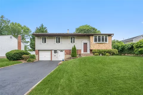 37 Parkway Dr N, Commack, NY 11725