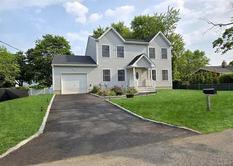 8 W Narcissus Rd, Mastic Beach, NY 11951