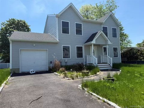 8 W Narcissus Rd, Mastic Beach, NY 11951