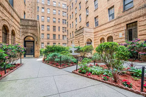 83-44 Lefferts Blvd S #4 R, New York, NY 11415