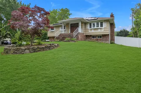 7 Greenvale Dr, East Northport, NY 11731