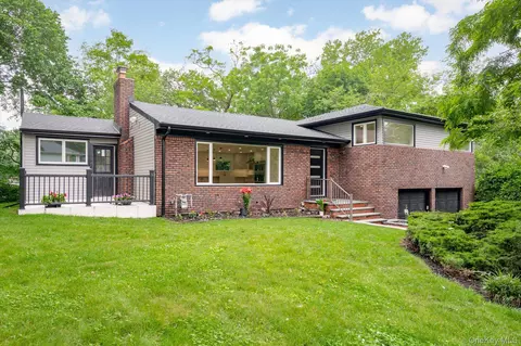 8 Junard Dr, North Hempstead, NY 11576
