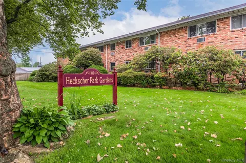 105 Prime Ave #D4, Huntington, NY 11743