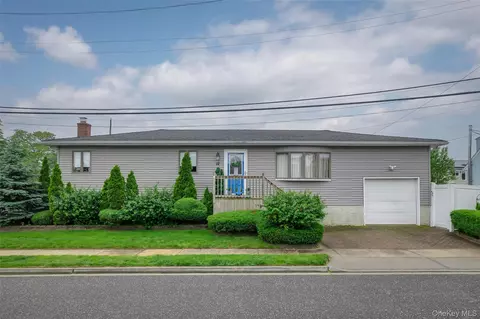12 Roosevelt Pl, Massapequa, NY 11758