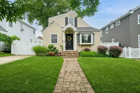 532 7th St, West Hempstead, NY 11552