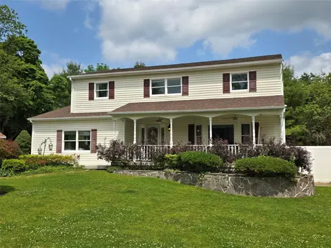18 Laura Ct, Nesconset, NY 11767