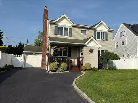 4 Venetian Blvd, Lindenhurst, NY 11757