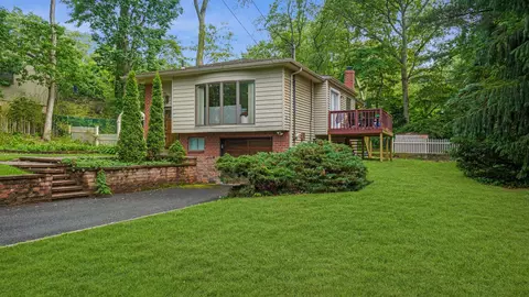 6 Sycamore Pl, Smithtown, NY 11787