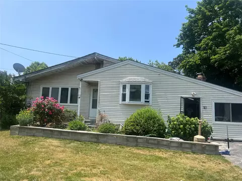 20 Rollin Ln, Brentwood, NY 11717