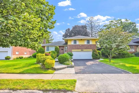906 Bromton Dr, Westbury, NY 11590