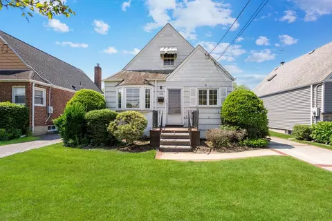 628 8th Ave, North Hempstead, NY 11040