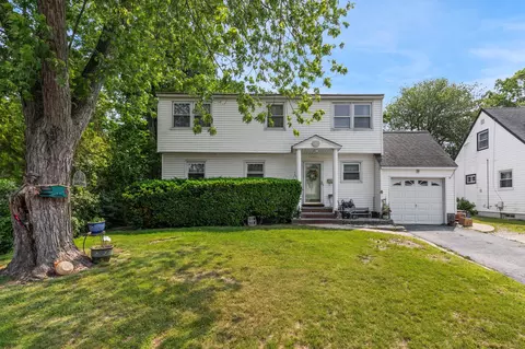 1741 Meadowbrook Rd, Merrick, NY 11566