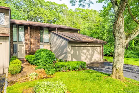 43 Carriage Ct, Jericho, NY 11753