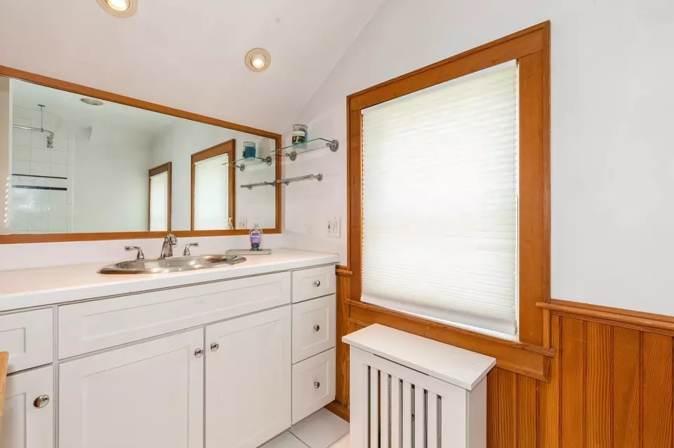 Bath - 15 Orchard Rd, Brookhaven, NY 11772 photo 3 of 4