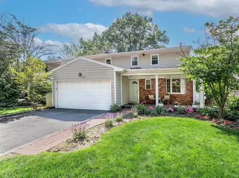 25 Schooner Ln, North Hempstead, NY 11050