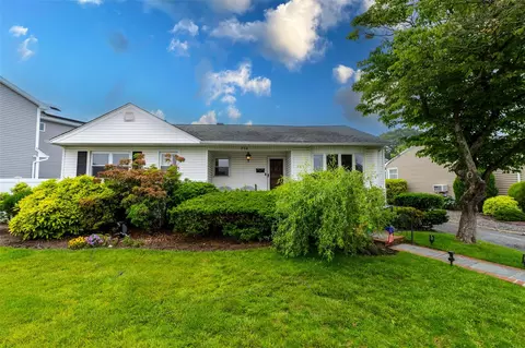738 Carlyle Ave, Franklin Square, NY 11010