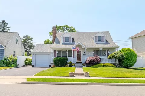 4 Underhill Ave, Syosset, NY 11791