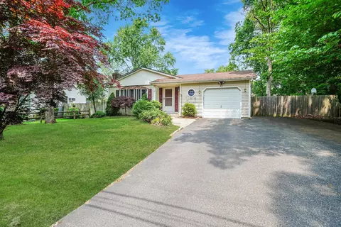 21 Spectacle Lake Dr, Nesconset, NY 11767