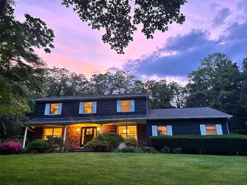 1 Concord Dr, Northport, NY 11768