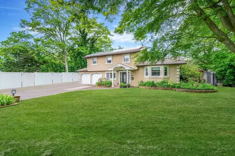 29 Barrington Dr, Wheatley Heights, NY 11798