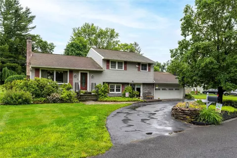 41 Circle Dr, Hyde Park, NY 12538