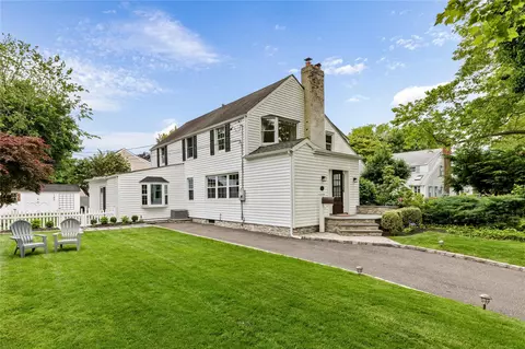182 Carlton Ter, Stewart Manor, NY 11530
