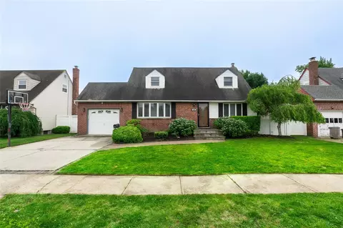 39 Ontario Ave, Plainview, NY 11803