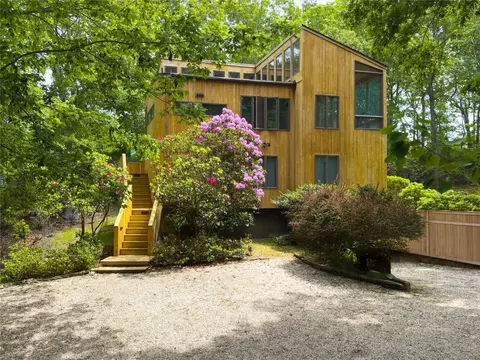 65 Wildwood Rd, Sag Harbor, NY 11963